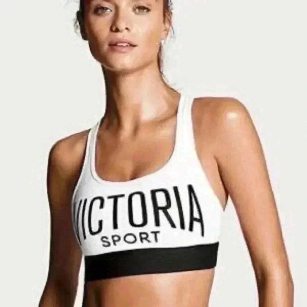 BLACK AND WHITE VICTORIA SPORT PULLOVER SPORTS BRA 🥊
